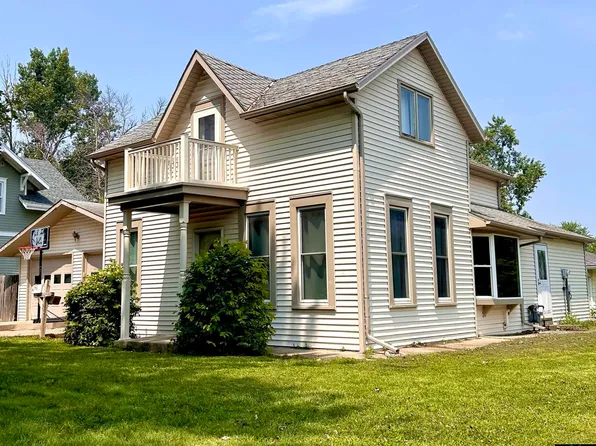 321 4th St NE, Orange City, IA 51041