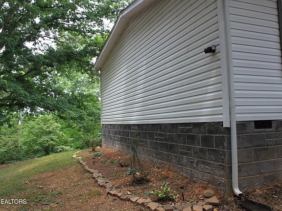 4th image of 439 Zachary Rd