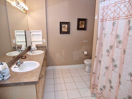 TR3C116-Shared-Bathroom