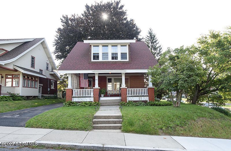 3rd image of 902 Lakewood Avenue