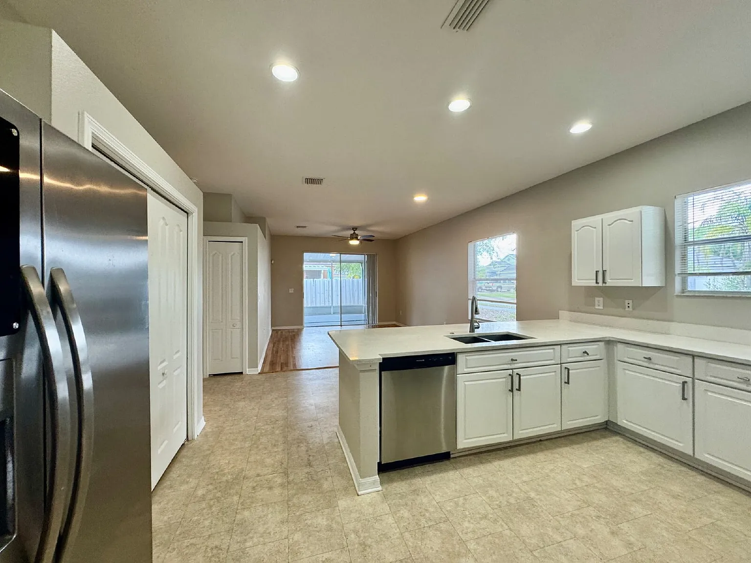 4 bed, 2.5 bath, 1989 sqft, $2,300 — Photo 3