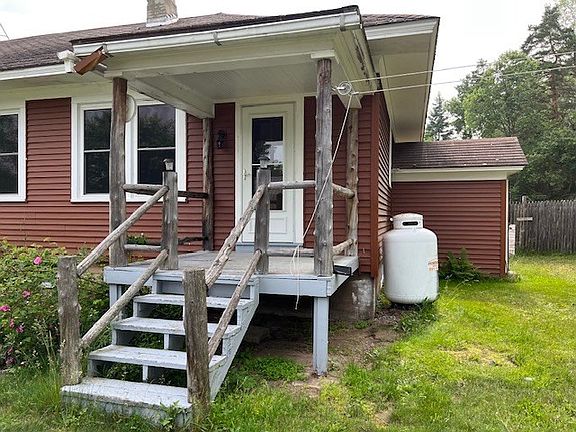 3rd image of 14 Roosevelt Ln