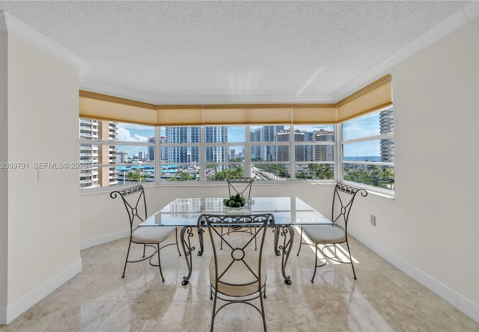 Hemispheres Condo — Photo 2
