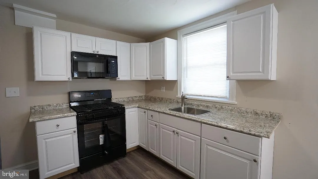 3 bed, 2.0 bath, 1028 sqft, $1,950 — Photo 2