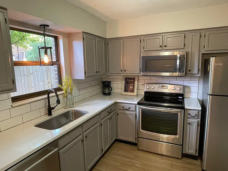 1221 Crest Brook Dr — Photo 3