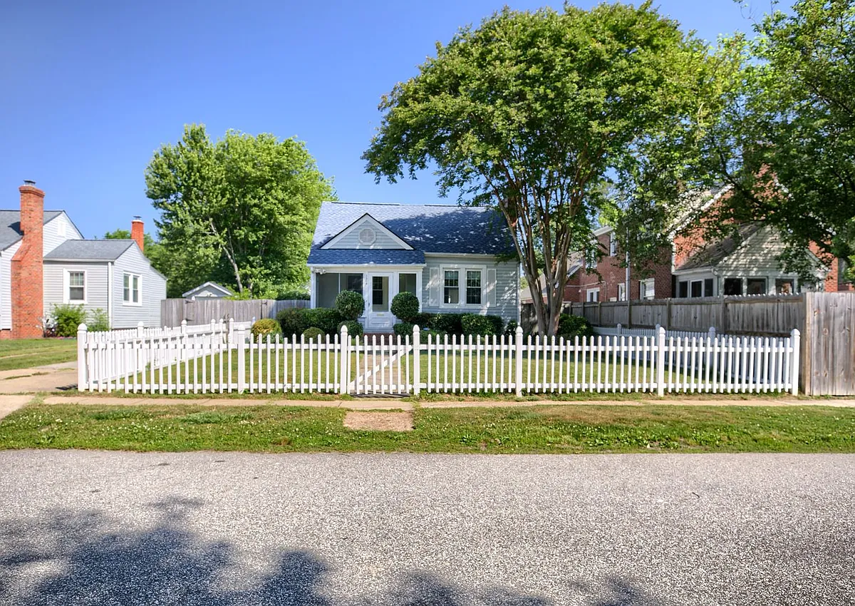 Building Photo - 2309 Crescent Dr