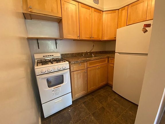 3rd image of 63 Saint Marks Pl APT 4B
