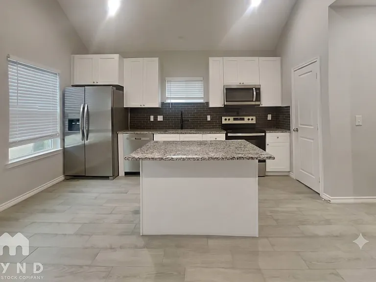16855 Balmoral — Photo 4