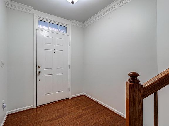 Large, bright entryway with room for show bench and hall tree