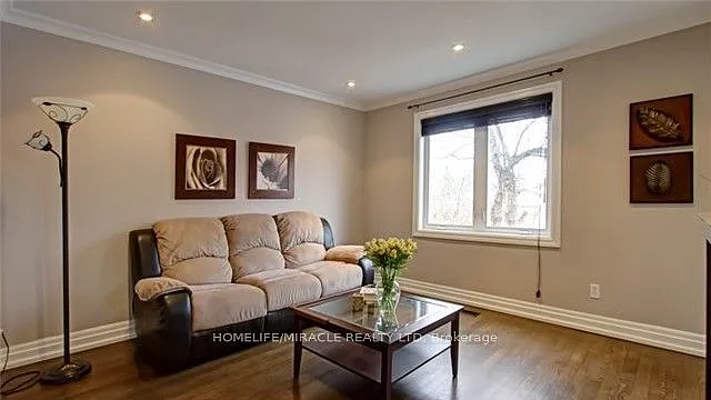 1058 Alexandra Ave W #UPPER — Photo 2