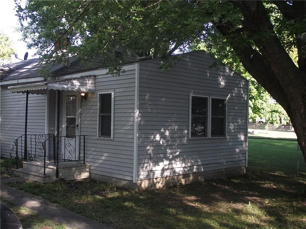 636 S Worth Ave photo 1