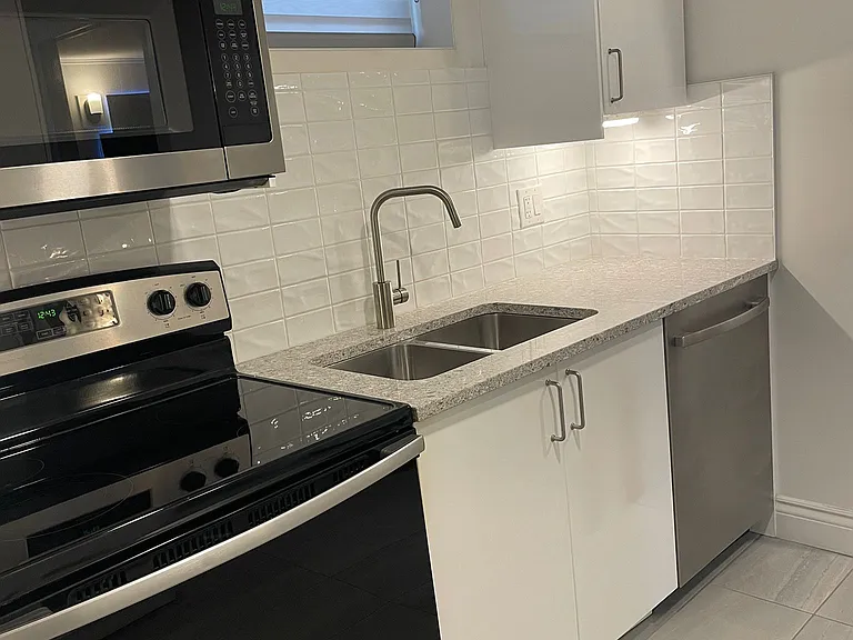 1023 Robarts Rd — Photo 2