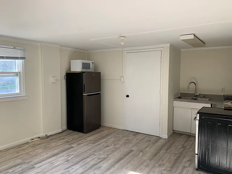 1500 W Friendly Ave #5 — Photo 8
