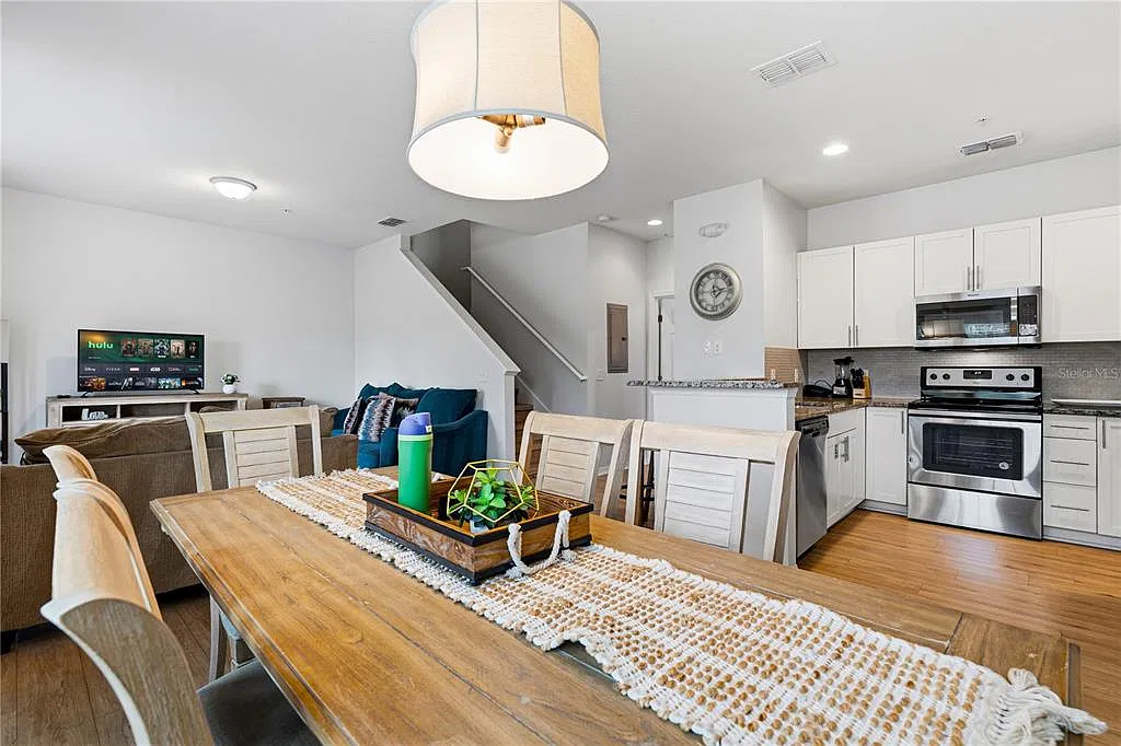 4 bed, 3.0 bath, 1694 sqft, $2,400 — Photo 2