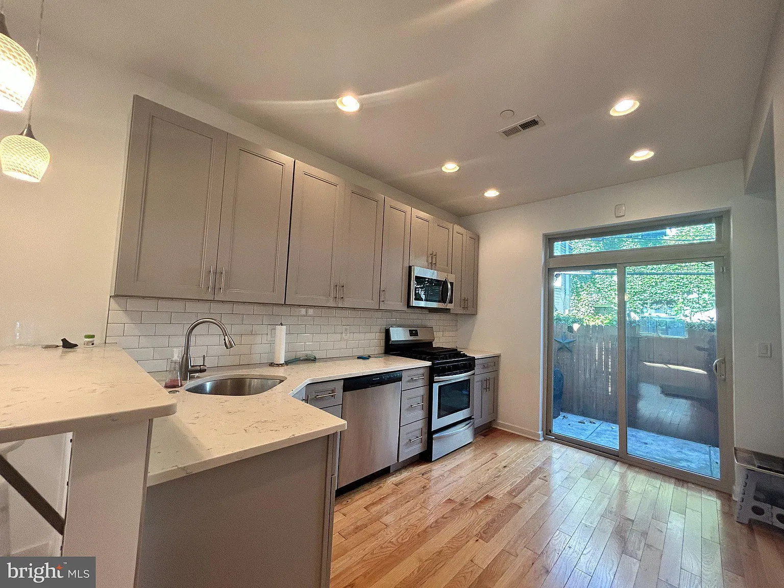 3 bed, 2.5 bath, 1528 sqft, $2,750 — Photo 2