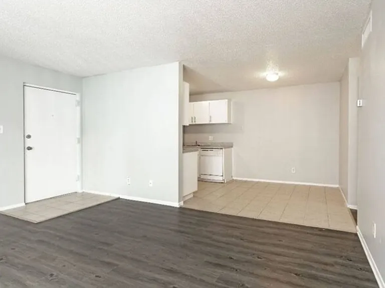 Crown Pointe Apartments — Photo 38
