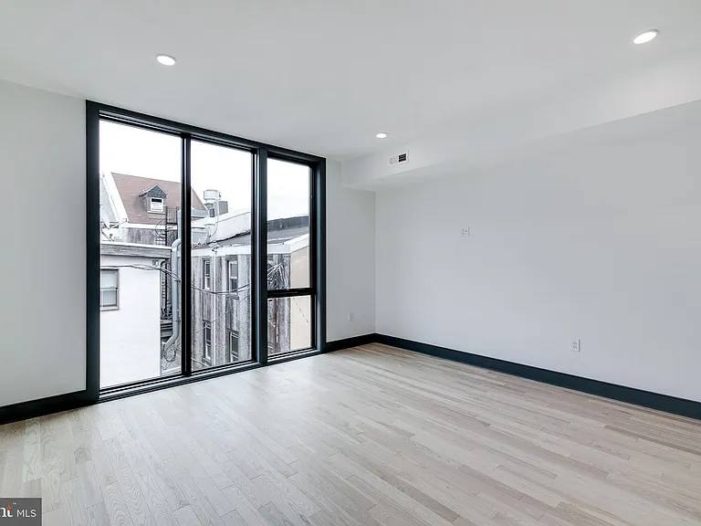 555 N Lawrence St — Photo 6