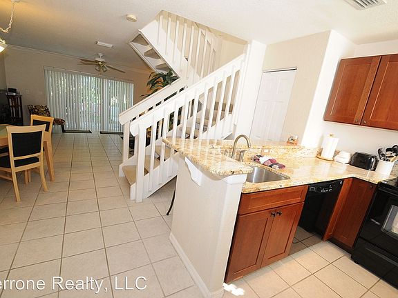 4th image of 330 Seaport Blvd