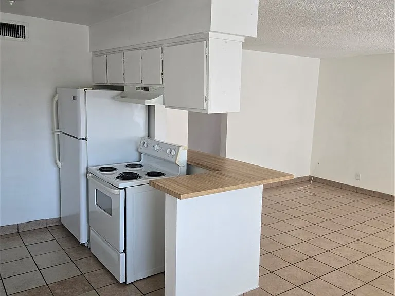 537 Calcaterra Cir #F — Photo 3