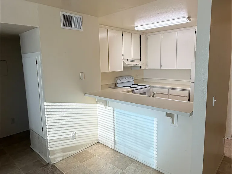 College Ave Apts. — Photo 32