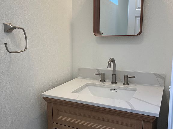 5th image of 3384 Freeport Dr