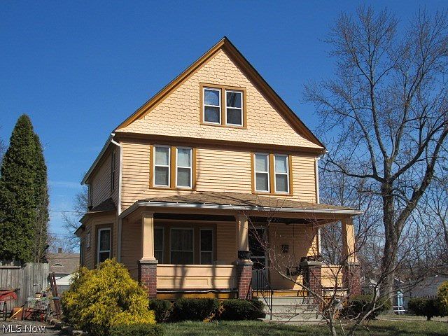 1st image of 221 E 14th St