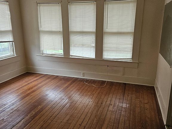 3rd image of 218 Glenwood Ct