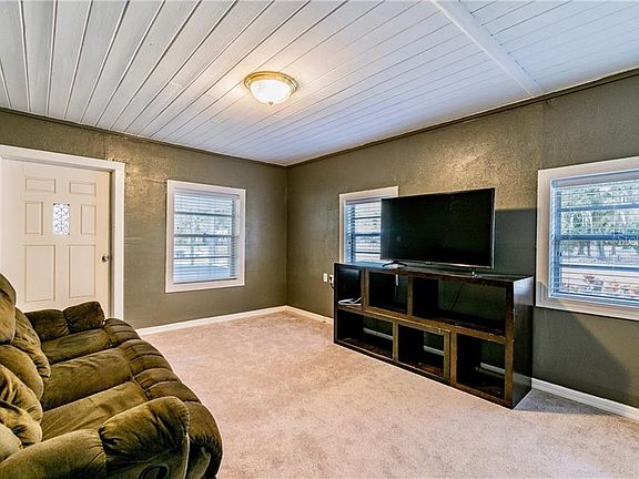 4th image of 403 Marjory Dr