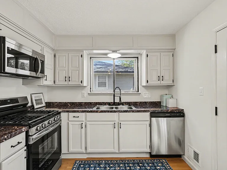 11939 Smalley Ave — Photo 18