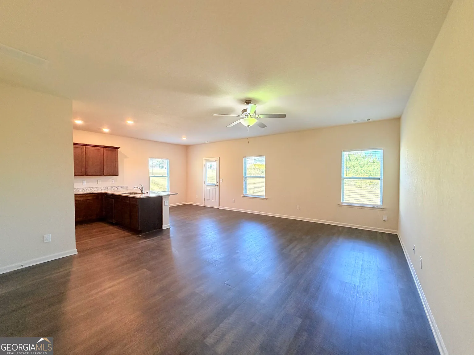 3 bed, 2.5 bath, 1704 sqft, $1,745 — Photo 2