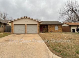 1041 W Main St, Moore, OK 73160