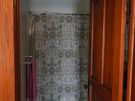 2nd image of 608 E Maple St