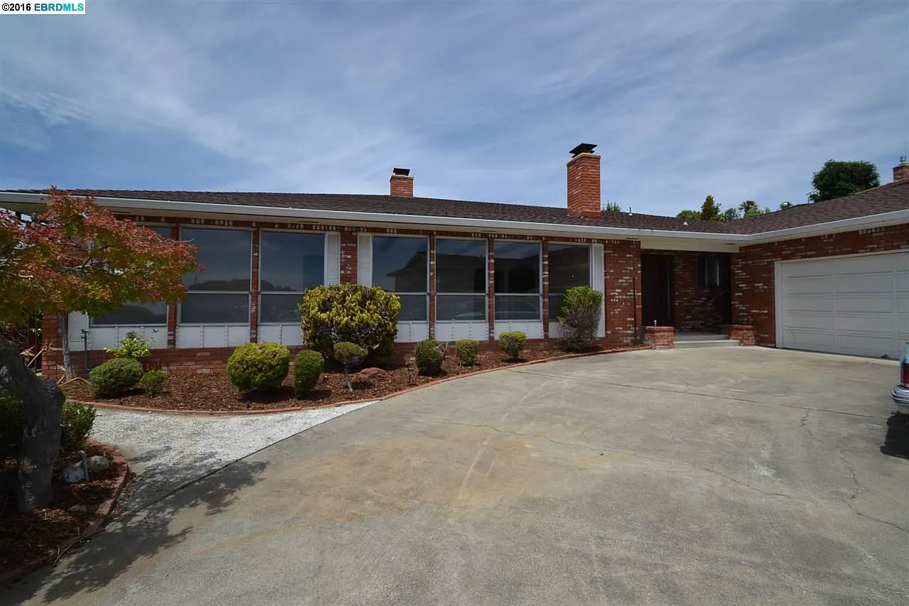 2062 Marineview Dr photo 1