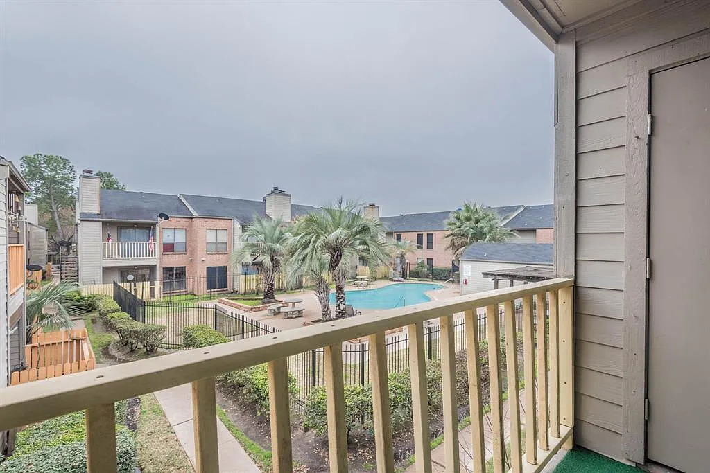 2 bed, 2.0 bath, 931 sqft, $1,175 — Photo 2