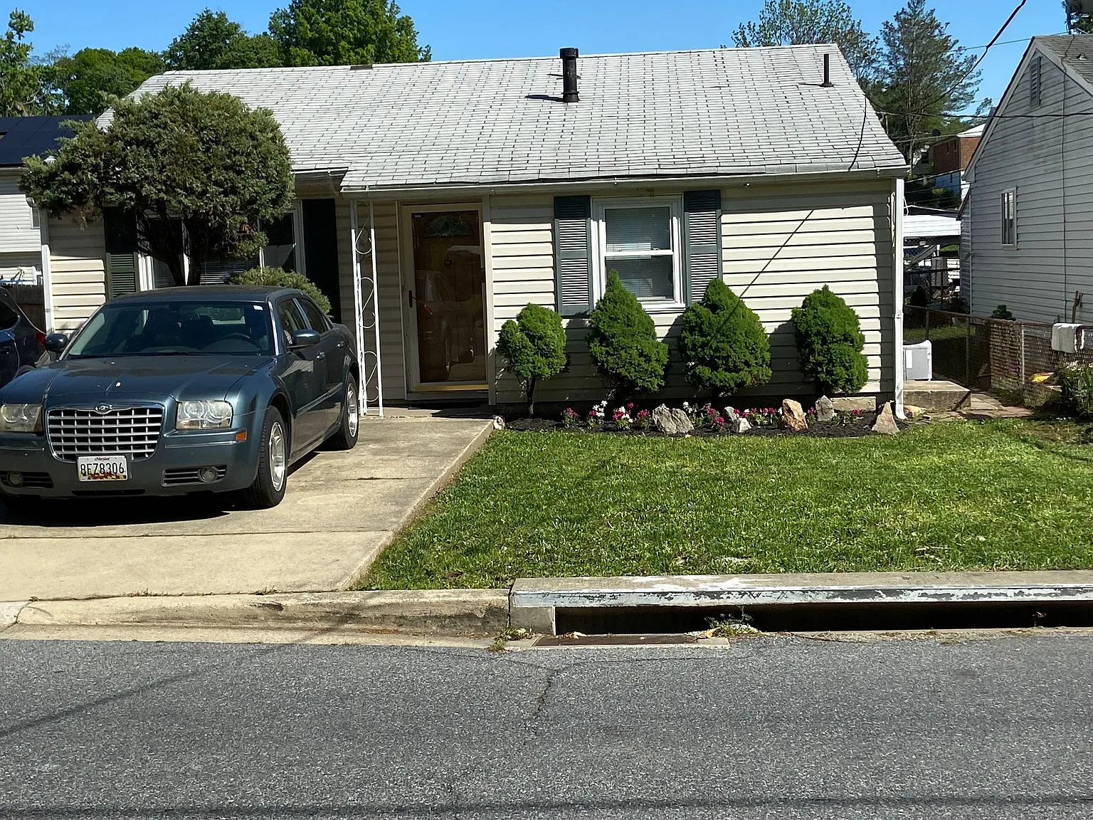 3 bed, 1.0 bath, 942 sqft, $2,350 — Photo 1