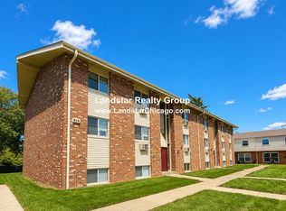 826 N Milwaukee Ave APT D2, Libertyville, IL 60048