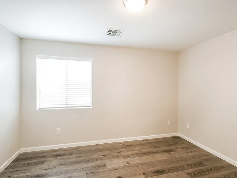 1114 E Fraktur Rd — Photo 14