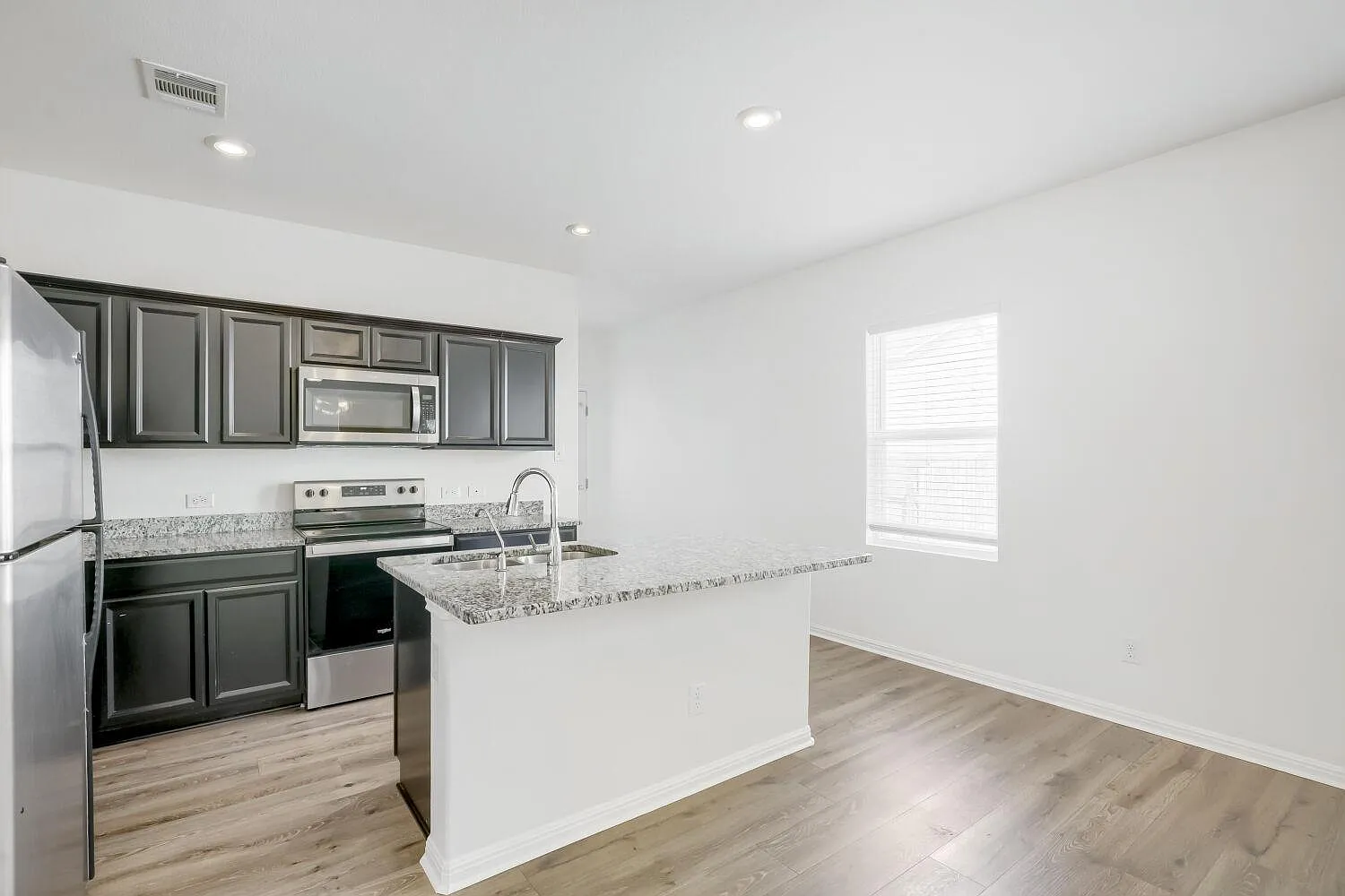 3 bed, 2.0 bath, 1376 sqft, $1,600 — Photo 4