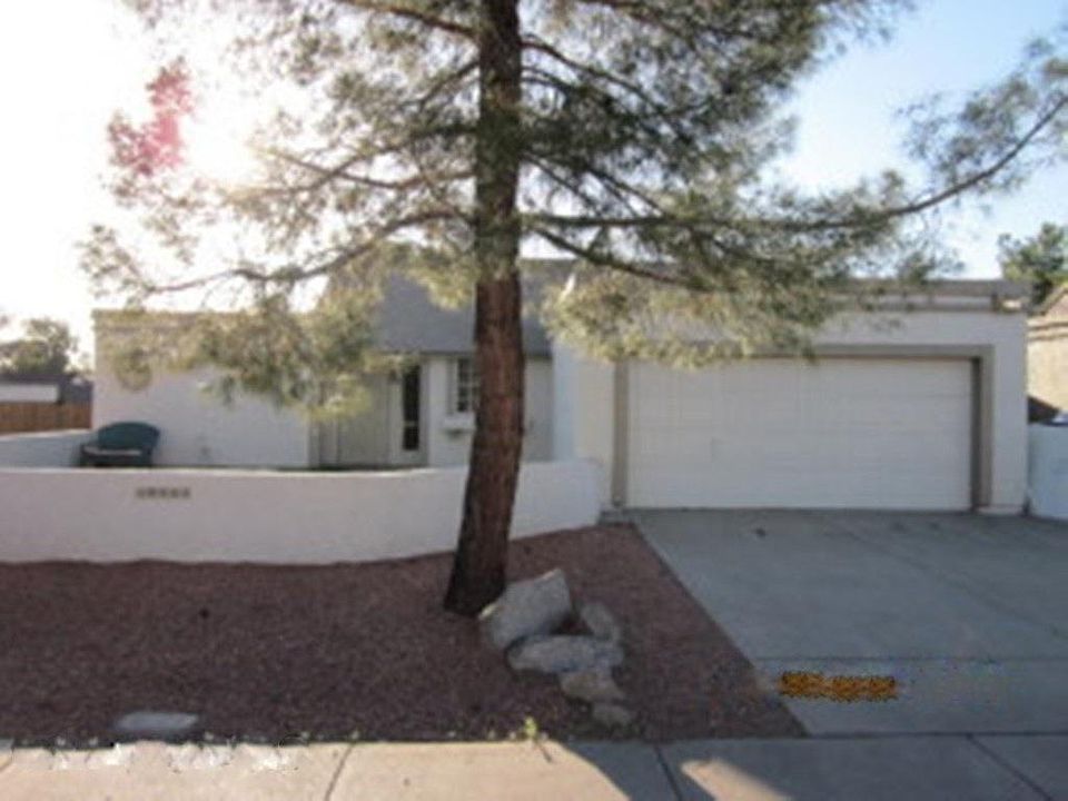 19402 N 10th St front courtyard