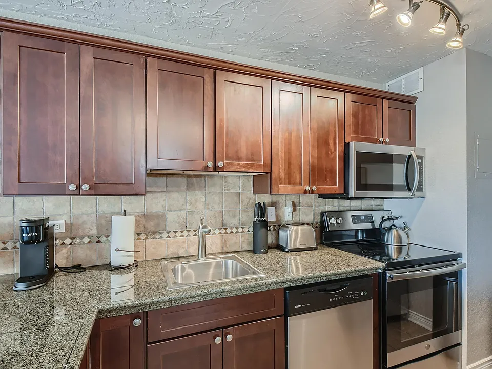 Full stove, microwave and dishwasher. Enjoy cooking and eating in or order in or eat at one of the many local restaurants nearby.