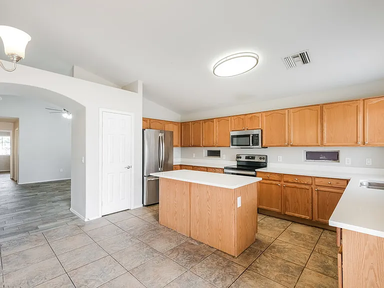 1114 E Fraktur Rd — Photo 9