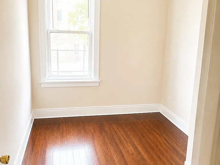 73rd Pl — Photo 5