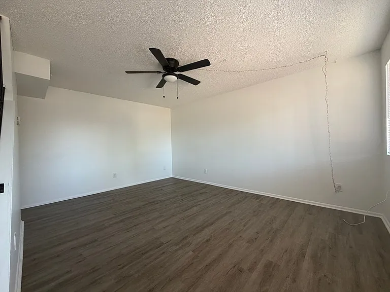 901 E Claremont St — Photo 2