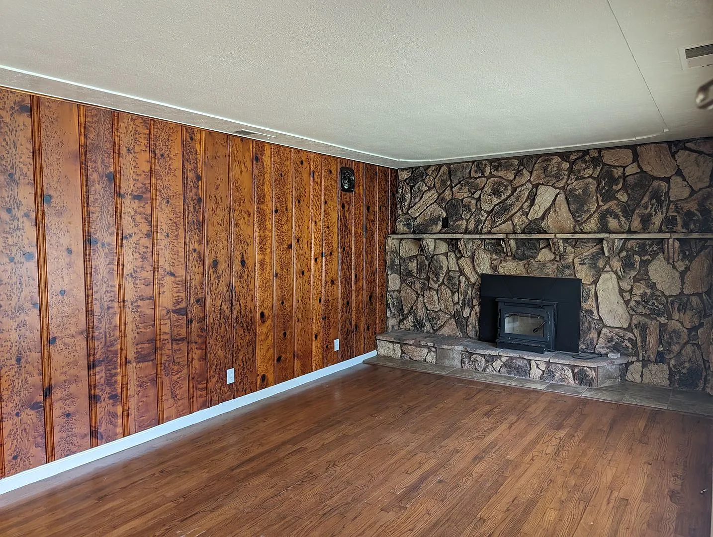 3 Bedroom House Near Shopping and Schools — Photo 2