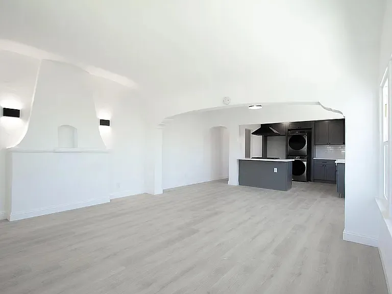 2 bed, 1000 sqft, $2,880 — Photo 3