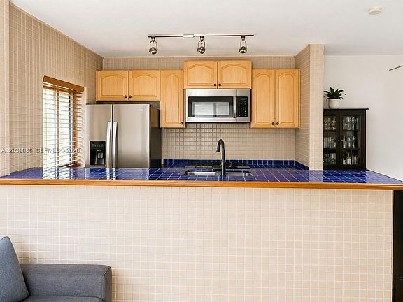 5th image of 549 Meridian Ave APT 12
