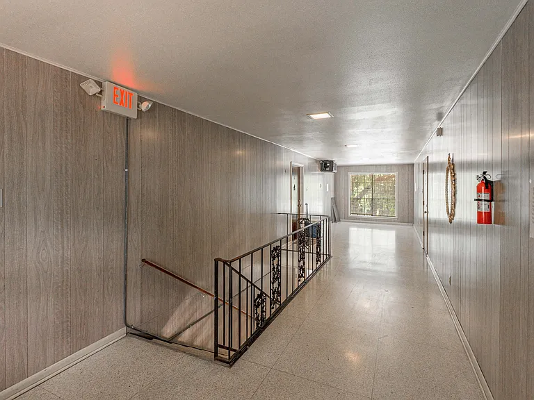 818 University Ave — Photo 4