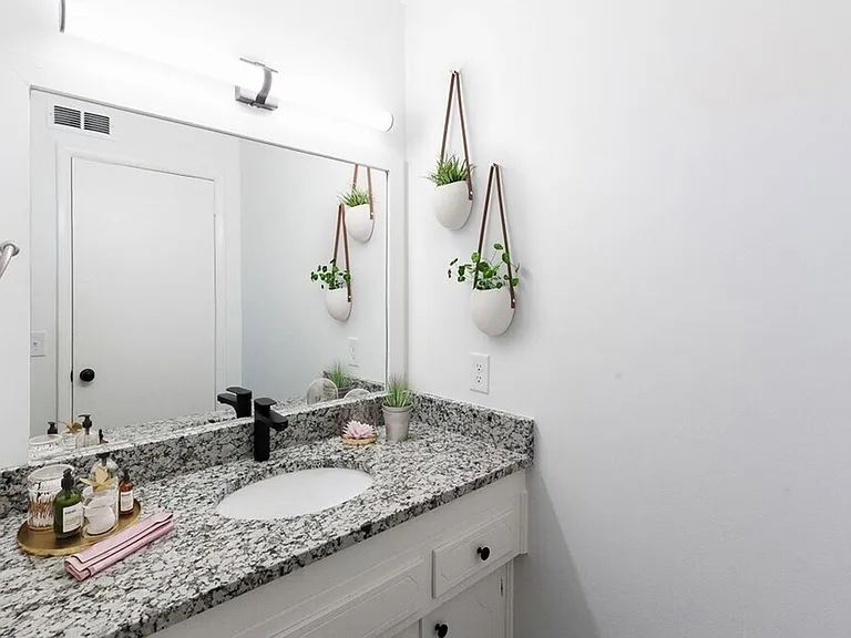 2526 Sharondale Dr — Photo 3