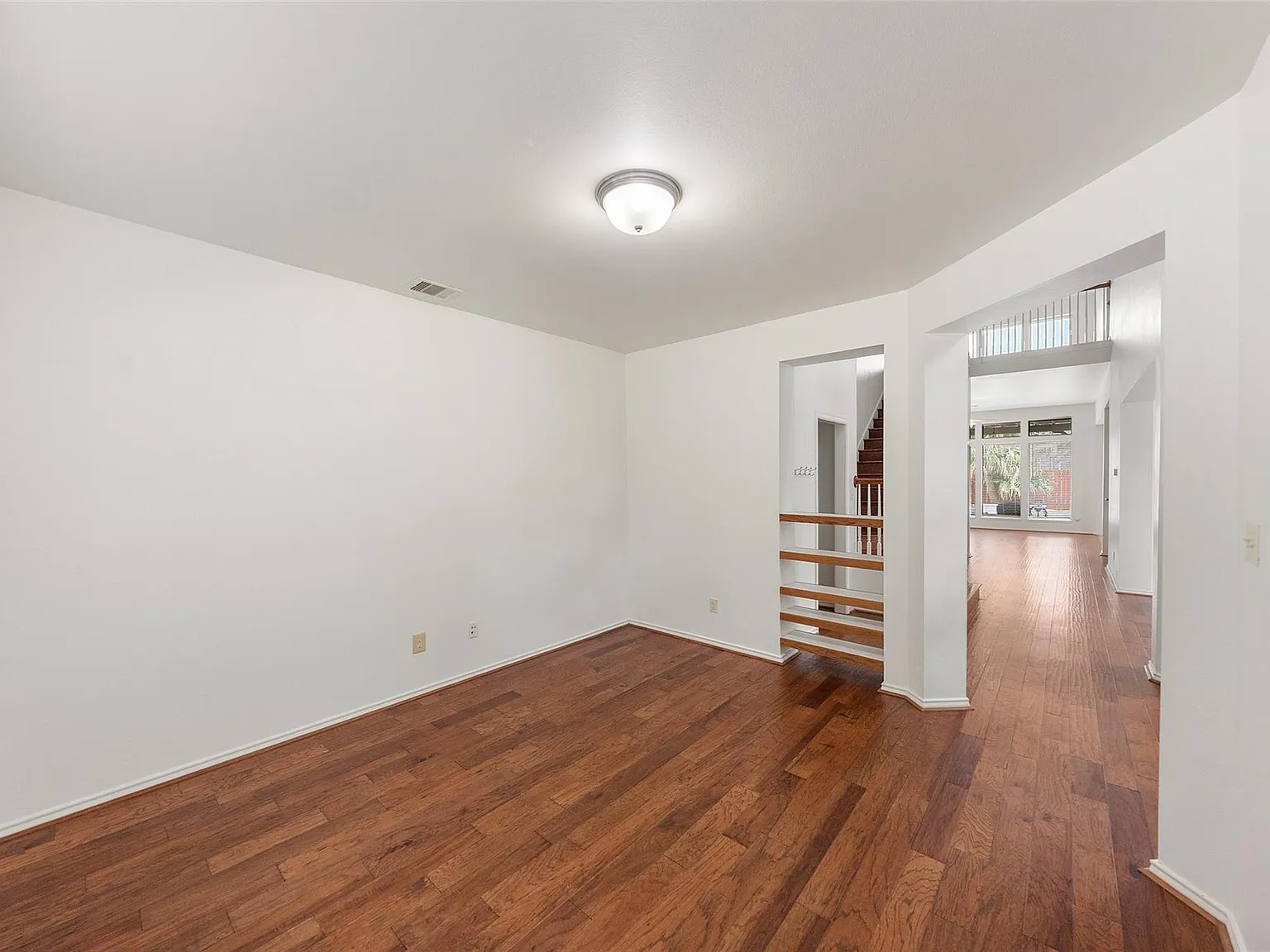 5 bed, 3.5 bath, 3584 sqft, $3,950 — Photo 4