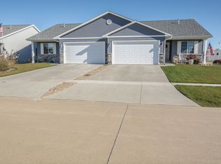 295 Ridgewood Dr, Hiawatha, IA 52233